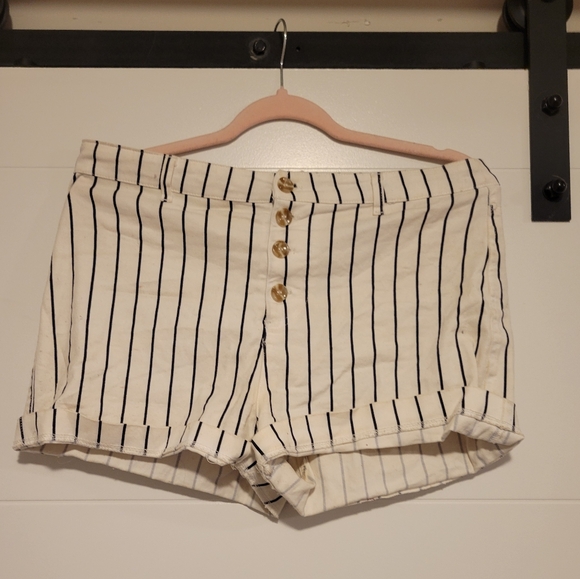 Used Black and White Striped Button Up Shorts Size Large - Picture 1 of 4